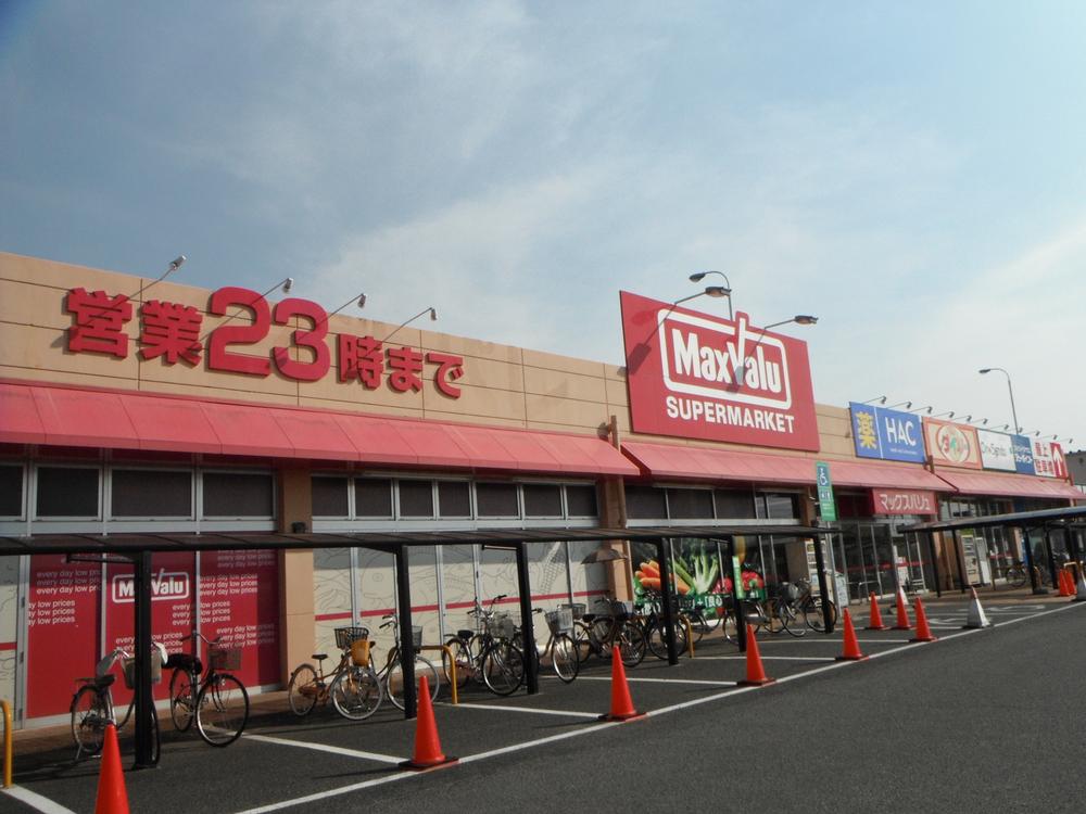 Supermarket. Maxvalu Fuso 1082m to shop