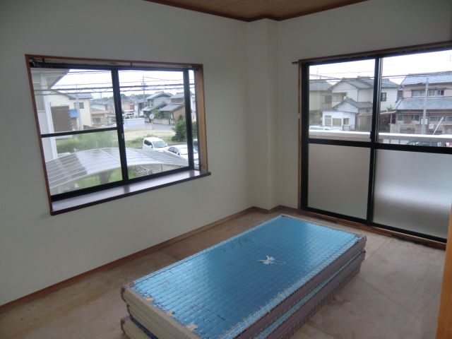 Living and room. Privilege of corner room type! Windows are many bright Japanese-style room!