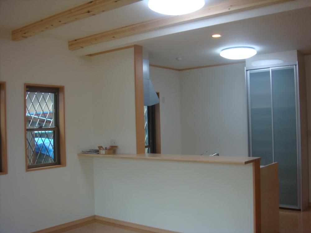 Same specifications photo (kitchen). You can up the feeling of opening to eliminate the hanging shelf. Also possible to show the ceiling beams! 