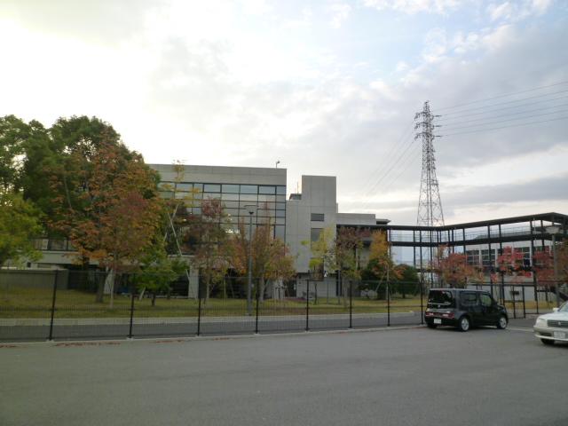 Junior high school. 1099m to large Municipal large junior high school