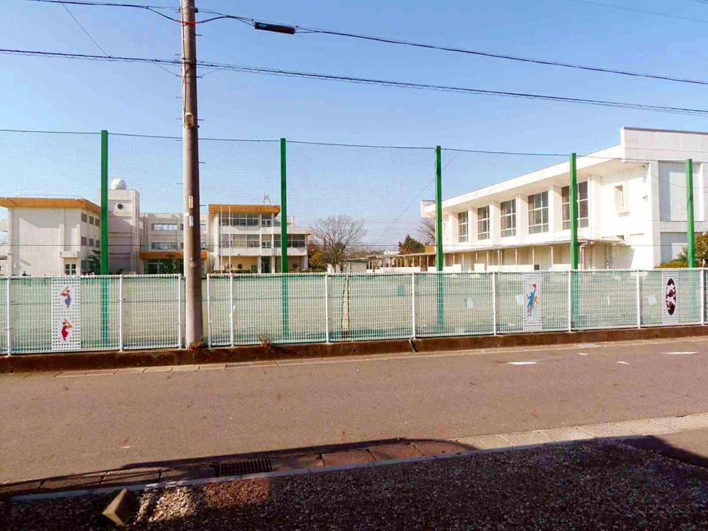 Primary school. Municipal large Nishi Elementary School  /  About 920m