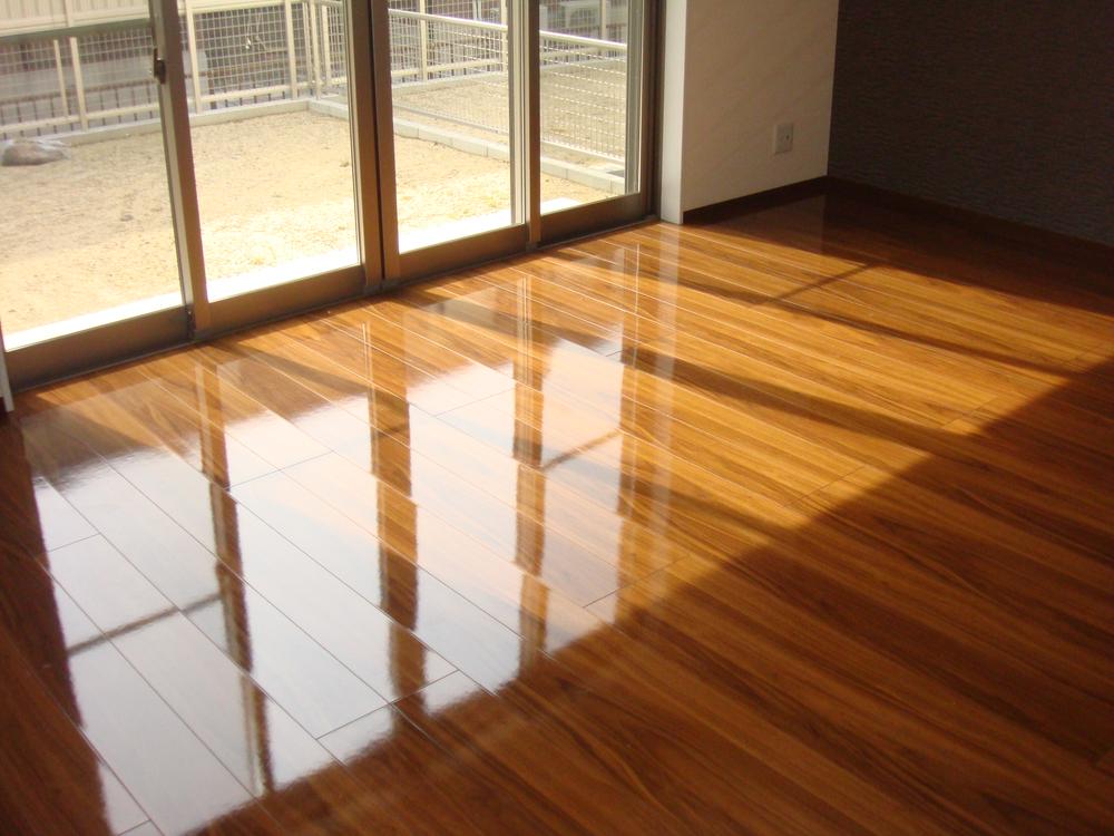 Same specifications photos (living). Large windows can be installed the sun enter well! 