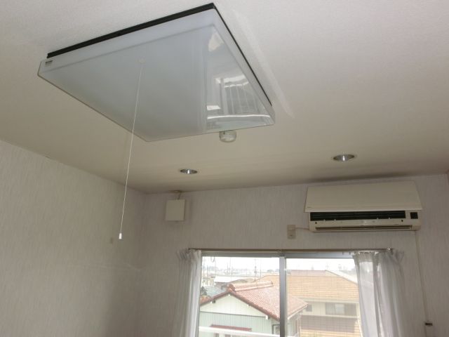 Other Equipment. It is equipped with window side of the down light & Ceiling Lighting & Air Conditioning & ventilation fan