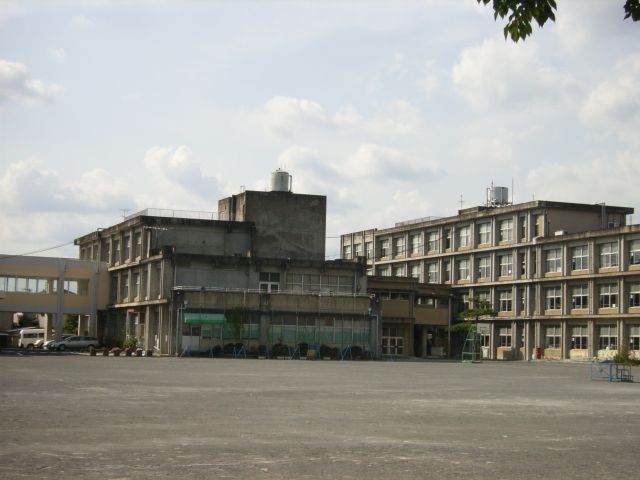 Primary school. Municipal Kashiwamori up to elementary school (elementary school) 1100m