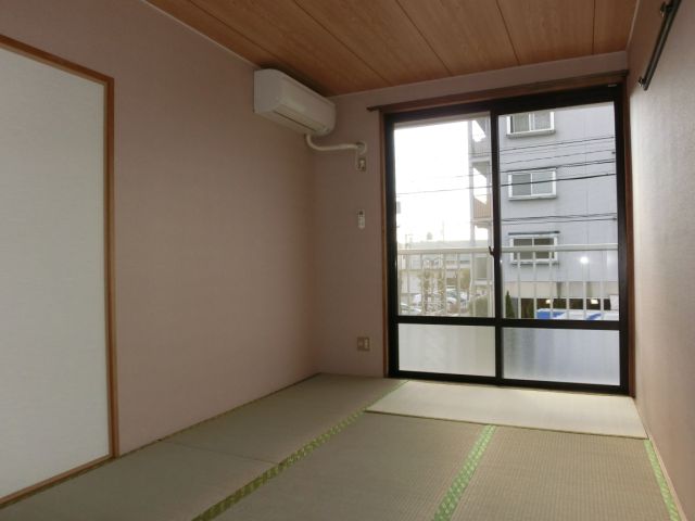 Living and room. In the service product is air-conditioned Japanese-style! 