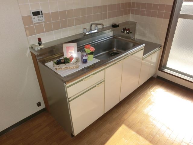 Kitchen. Large sink is attractive kitchen!