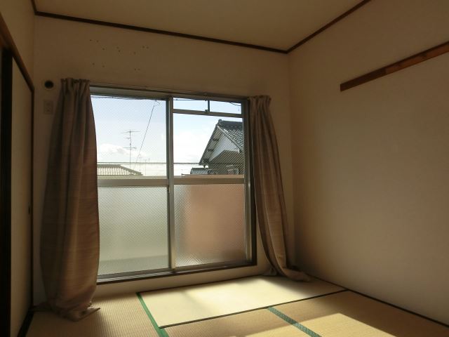 Living and room. It will calm the Japanese-style room!