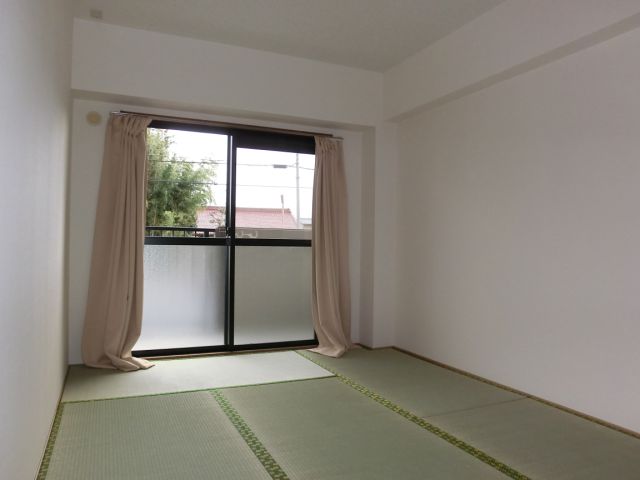 Living and room. In Japanese-style room with a ceiling high sense of openness, Do not spend a leisurely