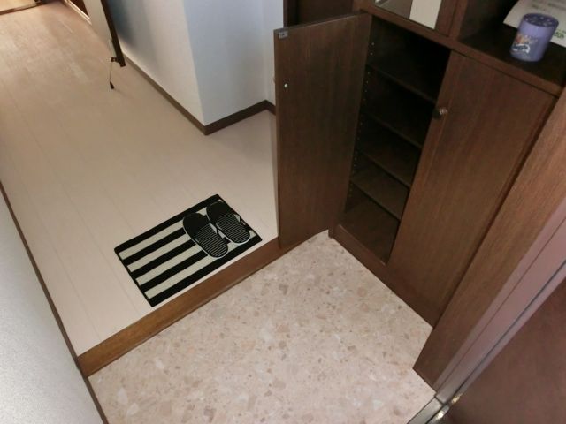 Entrance. Is the entrance space of the cupboard equipped!
