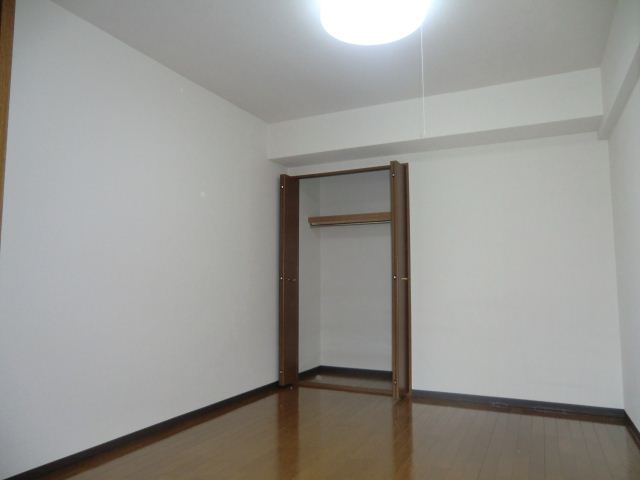 Living and room. Western-style with a clean. Size of 6 tatami is but it is attractive!