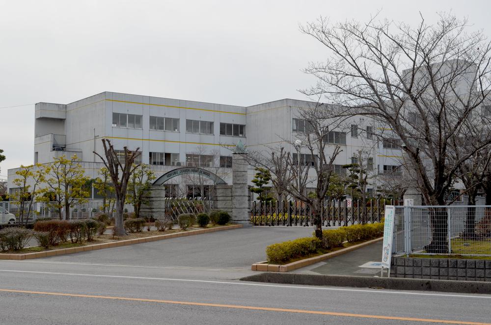 Junior high school. Kota-cho, 751m to stand north junior high school