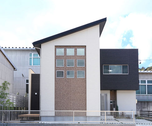 Building plan example (exterior photos). Appearance small window diction of the square has been refined to accentuate the individuality. Building plan example "Prosfida" building price 19.3 million yen, Building area 118.55 sq m