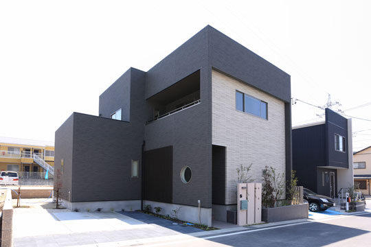 Building plan example (exterior photos). Appearance that combines the style of traditional Japanese and modern atmosphere. Japanese style of the modern sense of. The building plan for example, "Face-40" building price 16,570,000 yen, Building area 115.12 sq m