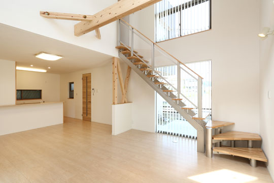 Building plan example (introspection photo). To 23 tatami mats certain LDK, Characteristic aluminum stairs. Beams and columns, And the texture of the wood floor, Elegant coordinated with the walls and ceiling white. Even floor light to illuminate the feet under the stairs. Building plan example, Building price 19.3 million yen, Building area 118.55 sq m