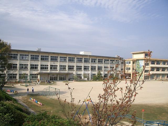 Primary school. Kota Municipal Toyosaka to elementary school 1072m