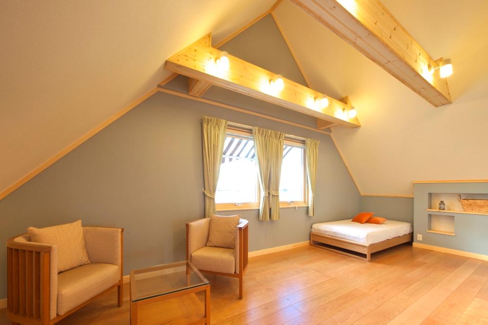 Other introspection. On the second floor of the family room there is a study. 