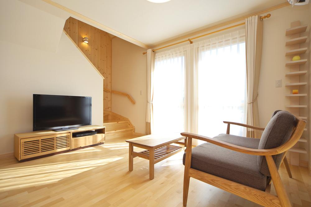 Living. Bright living room full of warmth of wood. Is a floor plan that family can feel closer to the living-in stairs. 