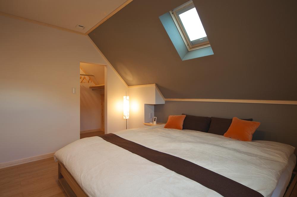 Other introspection. A skylight has to produce a space of peace in the main bedroom calm color ring. There is a walk-in closet in the back. 