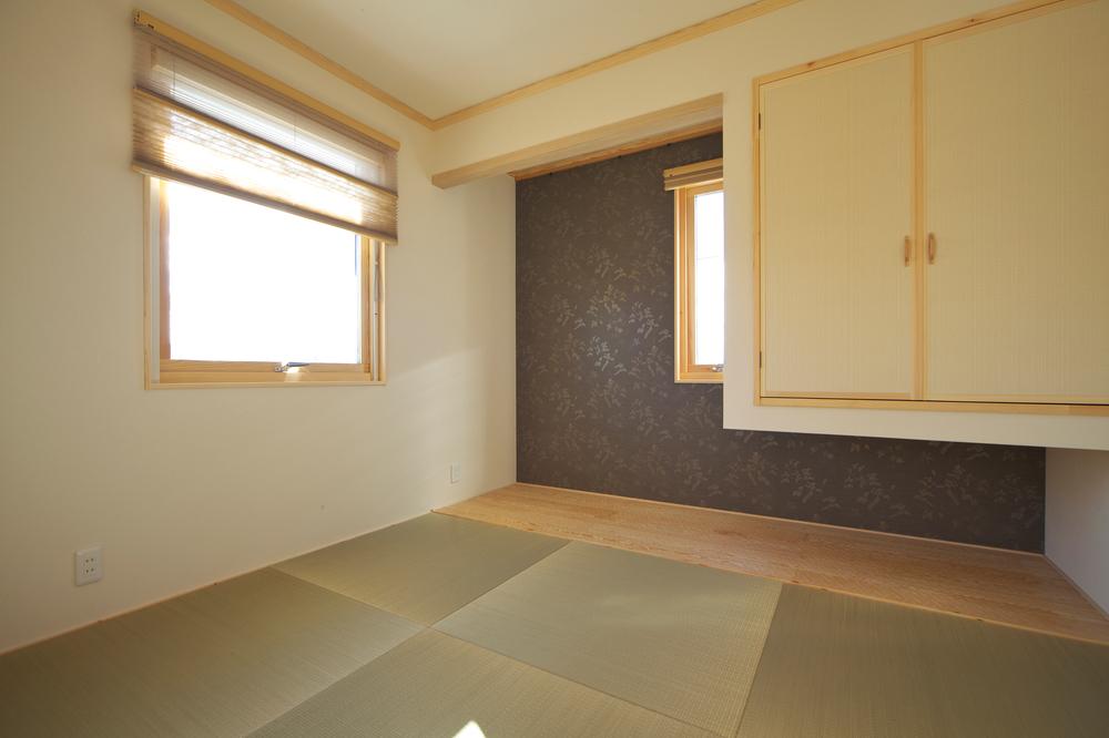 Other introspection. Japanese-style room leading to the living room is finished with modern Ryukyu tatami and chic wallpaper. 