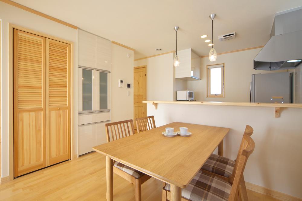 Living. L-shaped kitchen that can be face-to-face to dining. It is convenient and can store plenty in the storage space, which is provided by purpose. 