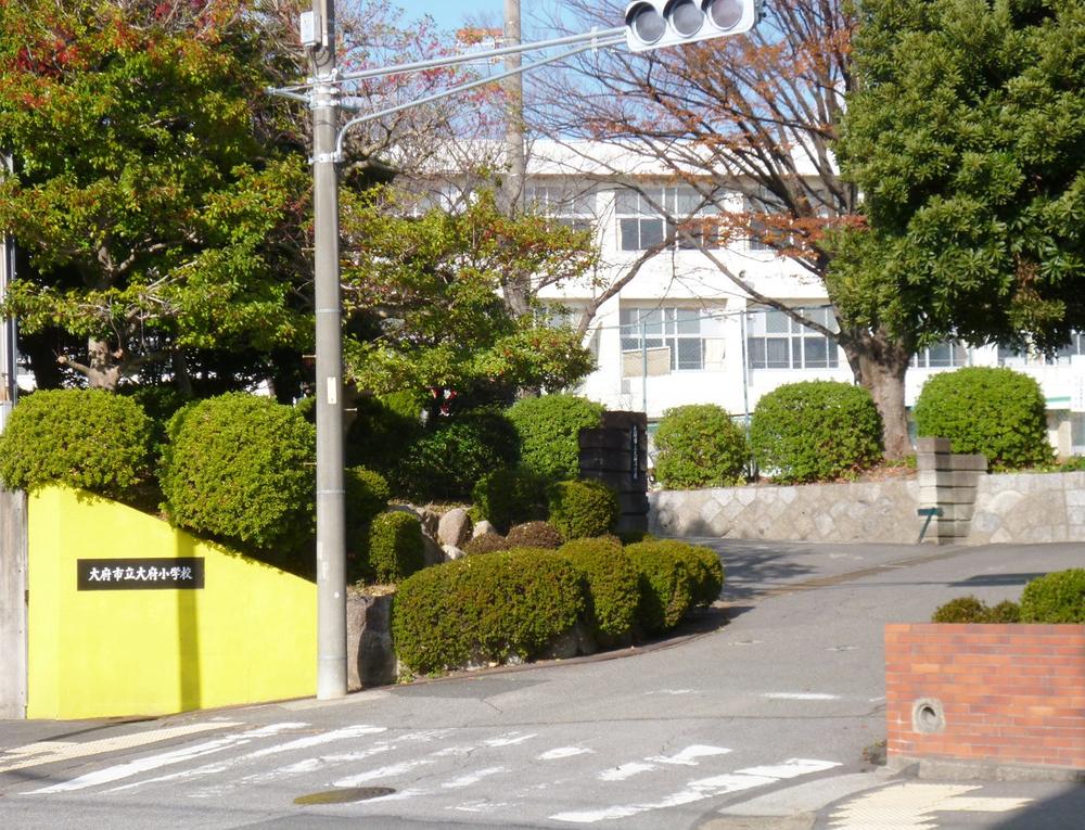 Primary school. 500m to Obu Municipal Obu Elementary School