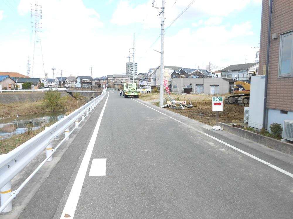 Local photos, including front road. Front road west 6m