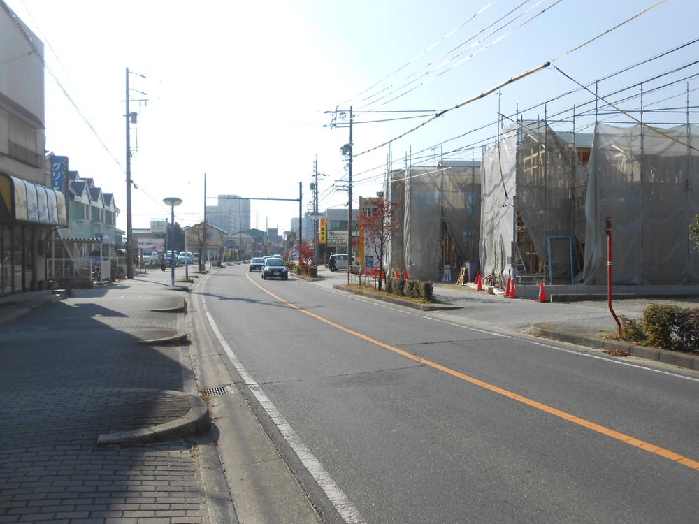 Local photos, including front road. Frontal road East 16m