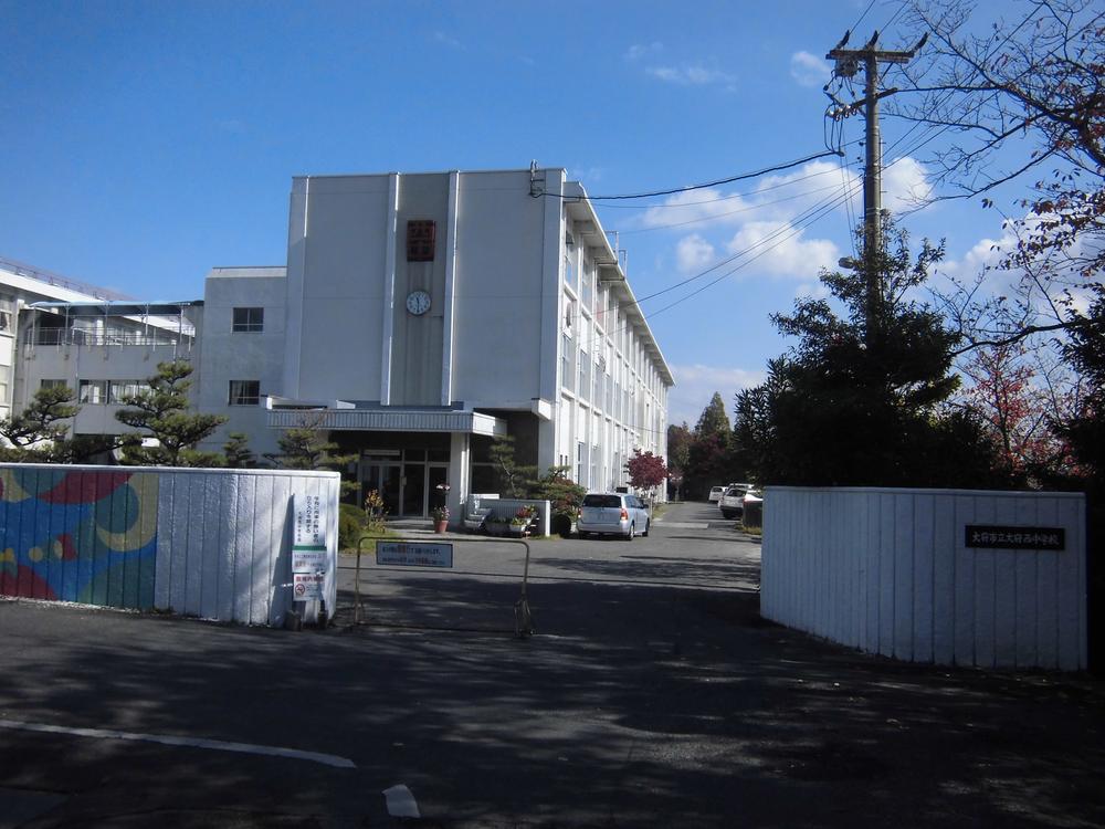 Junior high school. Obu stand Obu 580m to West Junior High School