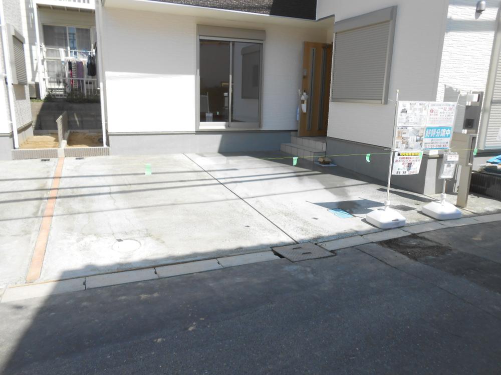 Parking lot. Parallel two possible parking