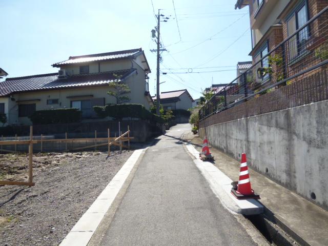 Local photos, including front road. Front road 1 2013 October 21, shooting