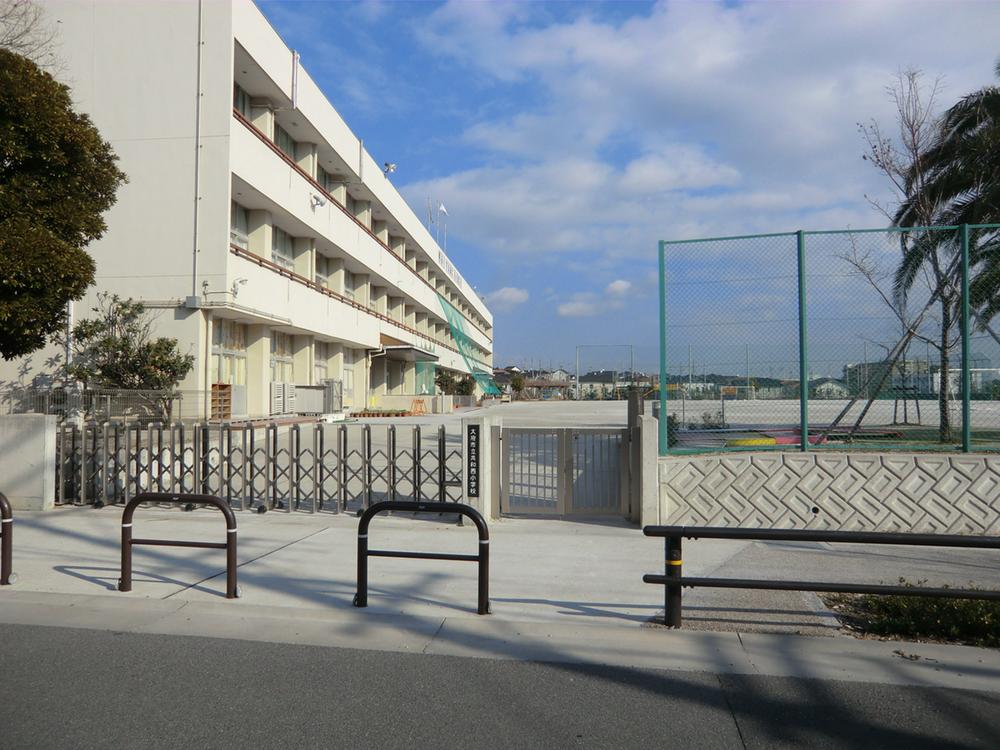 Primary school. Obu stand up to the Republic of Nishi Elementary School 320m