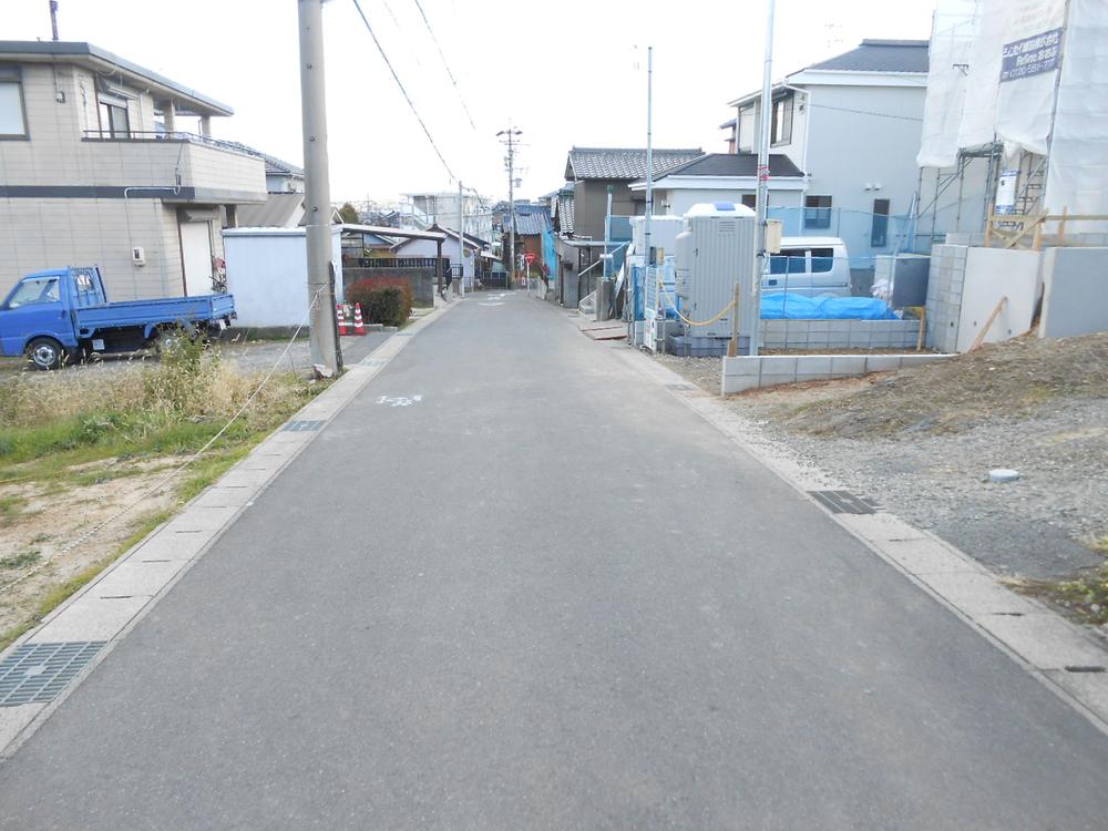 Local photos, including front road. Front road north 4.5m