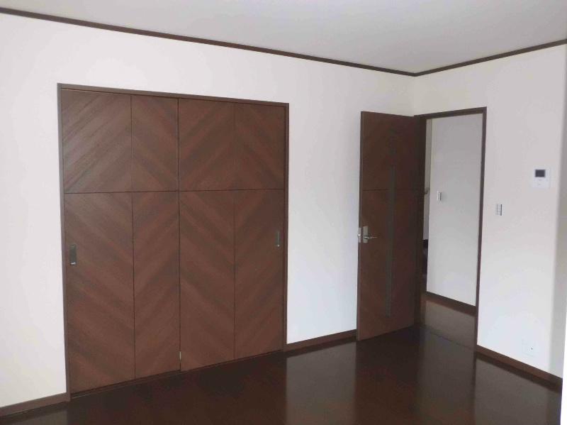 Other. The series construction cases Western-style