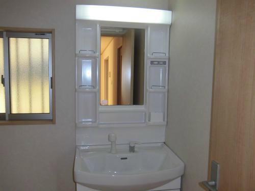 Wash basin, toilet. Kumoridome shower wash basin