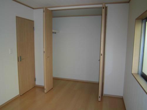 Non-living room. 2 Kaiyoshitsu ・ Closet (Makuratana ・ Hanger pipe)