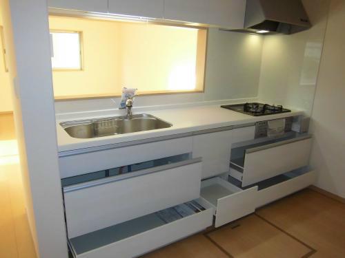 Kitchen. Tsudo also was also firmly fits pots and pans in storage. 