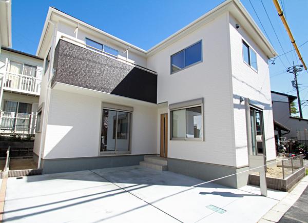 Local appearance photo. Two in the parking spaces parallel! South-facing Building 2 (local October 2013 shooting)