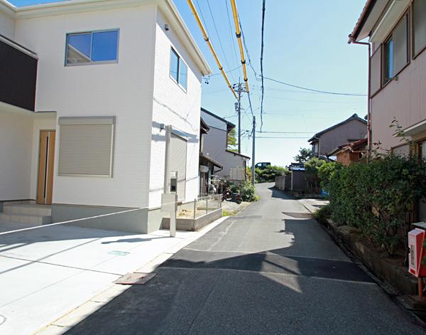 Local photos, including front road. All road traffic less, Parking is also Easy (local October 2013 shooting)