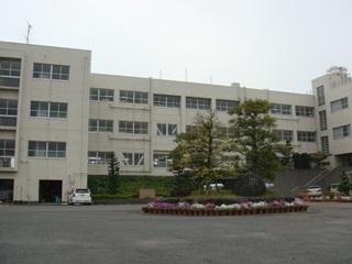 Primary school. 300m to the Republic of Nishi Elementary School