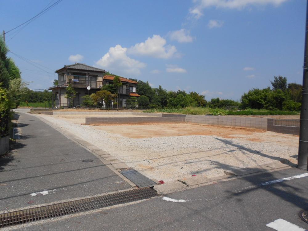 Local photos, including front road. Local (10 May 2013) Shooting The whole vacant lot