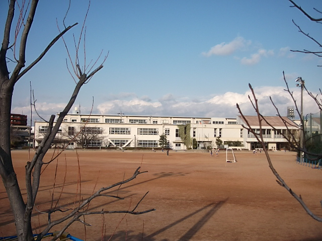 Primary school. Obu until the municipal co-length elementary school (elementary school) 135m