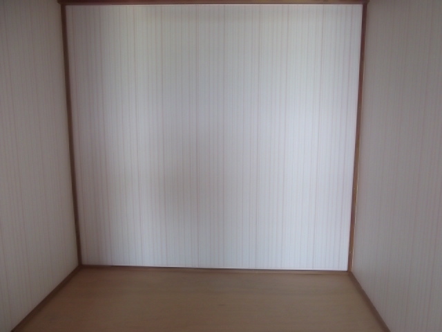 Receipt. Closet of wallpaper, It is a pink striped.