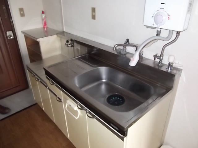 Kitchen. Since the sink is already installed bigger things, Self-catering also O.