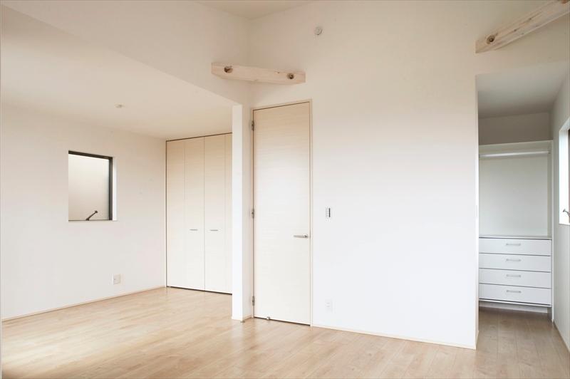 Non-living room. Time I Building Master Bedroom child is small, Everyone together a wide bedroom. You can use it to flexible. 