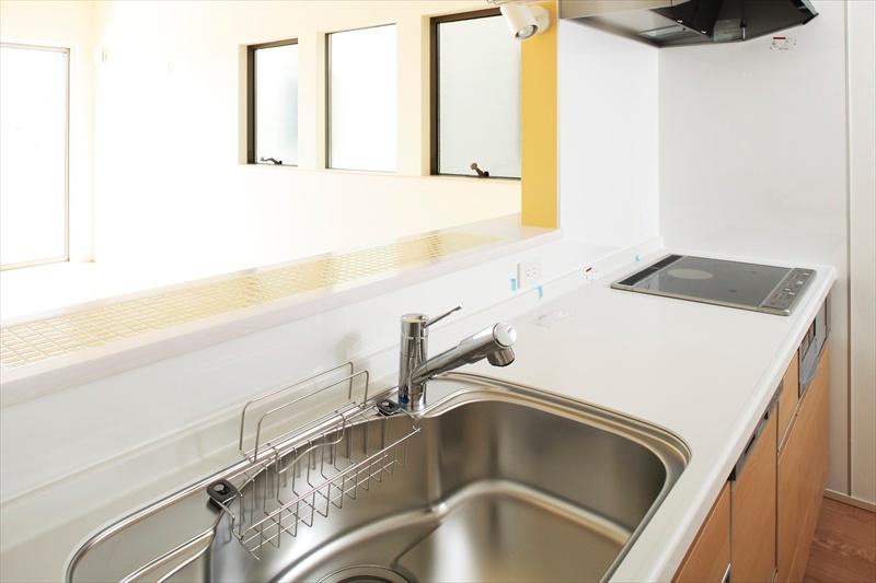 Kitchen. L Building kitchen face-to-face accent tiles of the kitchen is also useful in the delivery, etc. of the pot