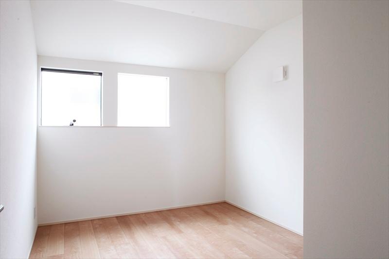 Non-living room. It captures the light in the L Building Western-style two window. 