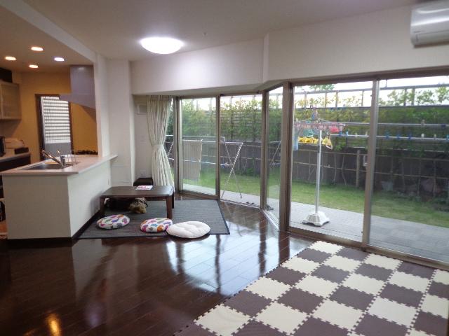 Living. living ・ dining ・ There is a breadth of 18.2 tatami in the kitchen.
