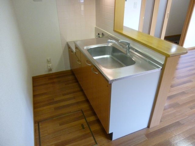 Kitchen. Underfloor storage is also convenient ☆