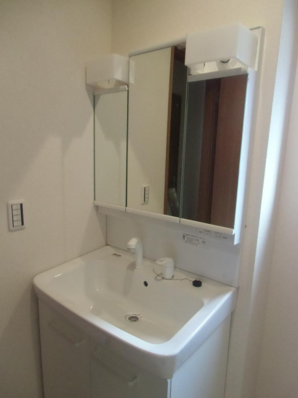 Wash basin, toilet. Indoor (12 May 2013) Shooting