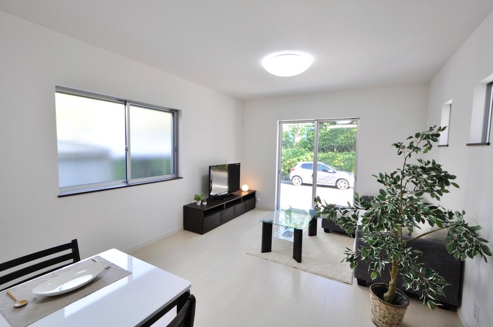 Same specifications photos (living). It is seem to hear is laughter. (It will be the past of construction cases)